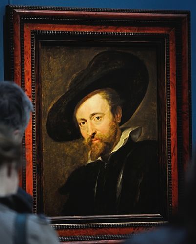 Autoportrait de Rubens (daté de 1628-30) exposé au Louvre-Lens, sous les yeux de premiers visiteurs (17/5/2013)
 (Philippe Huguen / AFP)