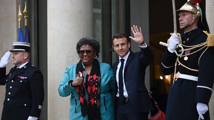 Emmanuel Macron au côté de la Première ministre de la Barbade, Mia Mottley, le 10 mars 2023 au palais de l'Elysée, à Paris. (CHRISTOPHE ARCHAMBAULT / AFP)