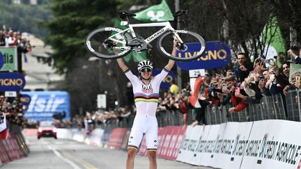 Une 25e et dernière victoire, avec en prime le maillot de champion du monde sur les épaules. Sur le Tour de Lombardie, le 12 octobre, Tadej Pogacar conclut une année formidable, durant laquelle il a gagné notamment les Strade Bianche, Liège-Bastogne-Liège, le Giro et le Tour de France, parfois avec une facilité déconcertante. (MARCO BERTORELLO / AFP)