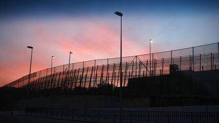 La frontière entre le Maroc et l'enclave espagnole de la Ceuta, le 11 décembre 2014. (JUAN MEDINA / REUTERS)