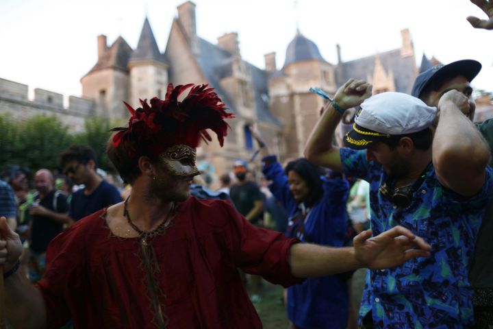 Les "teuffeurs" sont souvent déguisés au festival Château Perché, parfois totalement accordés au décor médiéval ... ou pas.
 (Mehdi Taamallah / NurPhoto)