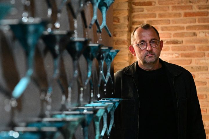 L'artiste ukrainien Pavlo Makov présente son installation&nbsp;"La fontaine de l'épuisement" exposée à la 59e Biennale d'Art de Venise, le 19 avril 2022 (VINCENZO PINTO / AFP)