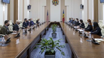 Natalia Gavrilita, Première ministre de la Moldavie, rencontre le secrétaire d'Etat américain, Antony Blinken, le 6 mars 2022 à Chisinau. (EYEPRESS NEWS / AFP)