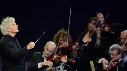 Sir Simon Rattle et l'Orchestre Philarmonique de Berlin 
 (CHRISTOPHE SIMON / AFP)