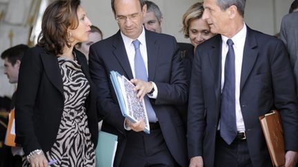 Eric Woerth en train de discuter avec ses collègues Hubert Falco (Anciens combattants) et Nora Berra (Aînés) (AFP - Lionel BONAVENTURE)