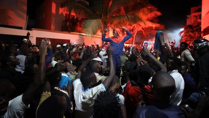 Des Sénégalais manifestent leur joie dans les rues de Dakar, le 14 mars 2024, après la libération de prison des opposants Ousmane Sonko et Bassirou Diomaye Faye. (CEM OZDEL / ANADOLU / AFP)