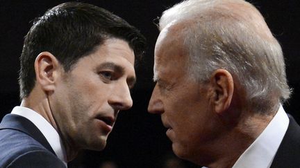 Le vice-pr&eacute;sident, Joe Biden (&agrave; D.), et le r&eacute;publicain Paul Ryan, apr&egrave;s le d&eacute;bat qui les a oppos&eacute;s jeudi 11 octobre 2012 &agrave;&nbsp;l'universit&eacute; Centre College de Danville (Kentucky). (MICHAEL REYNOLDS / AFP)