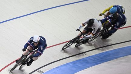 Déjà sacré sur le sprint, Sébastien Vigier&nbsp;a doublé la mise aux Championnats européens sur le keirin,&nbsp;le 16 août 2022.&nbsp;Le&nbsp;Français a mis dans le rétro ses adversaires aux 400 mètres, grâce à une démonstration de puissance. Melvin Landerneau&nbsp;s'est quant à lui emparé de la médaille de bronze. (TOBIAS SCHWARZ / AFP)