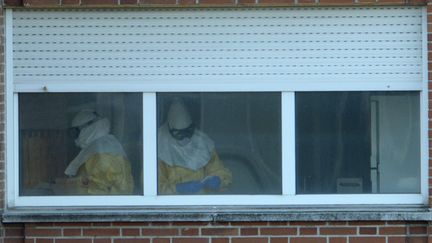 Des soignants v&ecirc;tus d'une combinaison de protection contre Ebola, le 12 octobre 2014 &agrave; l'h&ocirc;pital Carlos III de Madrid (Espagne). (PIERRE-PHILIPPE MARCOU / AFP)