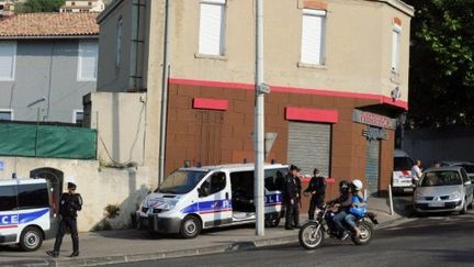 Des policiers sécurisent les lieux où un tireur a tué un jeune, dans les quartiers nord de Marseille, le 3 mai 2011. (AFP/GERARD JULIEN)