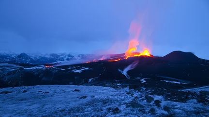 L'&eacute;ruption du volcan Eyjafj&ouml;ll (Islande), en avril 2010.&nbsp; (JUAN-CARLOS MUÑOZ / BIOSPHOTO / AFP)