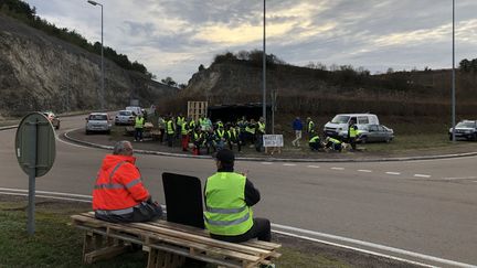 Un rassemblement de gilets jaunes à Tonnerre (Yonne) le 29 novembre 2018.&nbsp; (LOUISE HEMMERLE / FRANCE INFO)