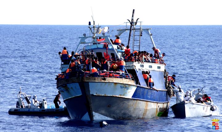 Un navire charg&eacute; de migrants arraisonn&eacute; par la marine italienne, le 4 ao&ucirc;t 2014, en Mediterran&eacute;e. (MARINA MILITARE / AFP)