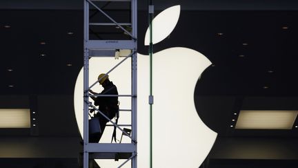 Un &eacute;chafaudage se dresse sur l'Apple Store d'Hong Kong (Chine), le 10 avril 2013. (BOBBY YIP  / REUTERS )