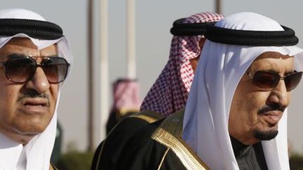 Le roi Salman d'Arabie Saoudite et son nouveau prince héritier Mohamed Ben Nayef (à gauche), le 27 janvier 2015 à l'aéroport de Riyad pour accueillir Barack Obama.  (Reuters/Jim Bourg)