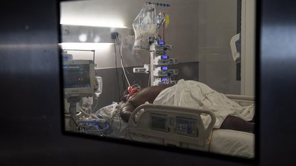 Un patient sous assistance respiratoire, le 1er décembre 2021, à&nbsp;Fort-de-France, en Martinique. (ALAIN JOCARD / AFP)