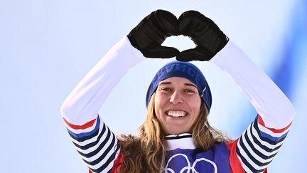 Chloé Trespeuch savoure sa médaille d'argent sur le snowboard cross des Jeux olympiques de Pékin, le 9 février 2022. (MARCO BERTORELLO / AFP)