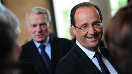 Fran&ccedil;ois Hollande et son Premier ministre, Jean-Marc Ayrault, lors de la r&eacute;union du Conseil &eacute;conomique, social et environnemental, le 12 juin 2012 &agrave; Paris. (MOUSSE-POOL / SIPA)