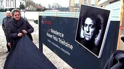 Hubert-Félix Thiéfaine inaugurant la résidence à son nom 
 (France 3 Champagne-Ardenne)