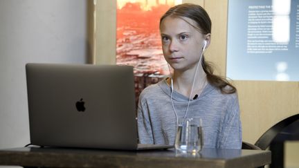 Greta Thunberg, le 22 avril 2020, lors d'une visioconférence à laquelle elle participe depuis&nbsp;Stockholm, en Suède. (JESSICA GOW / TT NEWS AGENCY / AFP)