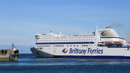 Un bateau de la Brittany Ferries qui fait la liaison entre la France et l'Angleterre (photo d'illustration).&nbsp; (NICOLAS CREACH / MAXPPP)