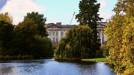 St. James's Park, near Buckingham Palace, on October 22, 2020. (HASAN ESEN / ANADOLU AGENCY / AFP)