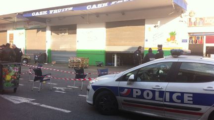 La police devant le march&eacute; d'inter&ecirc;t national &agrave; Nice (Alpes-Maritimes) o&ugrave; a eu lieu une fusillade, le 10 f&eacute;vrier 2012. (MARC MERHAN / NICE MATIN / MAXPPP)