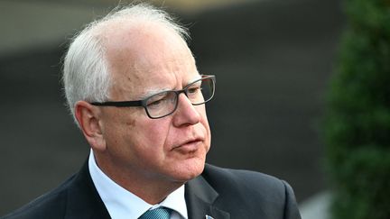 Le gouverneur démocrate du Minnesota Tim Walz lors d'une conférence de presse à la Maison Blanche, le 3 juillet 2024, à Washington (Etats-Unis). (JIM WATSON / AFP)