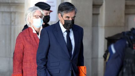 François et Pénélope Fillon arrivent au tribunal de Paris, le 22 novembre 2021. (THOMAS COEX / AFP)