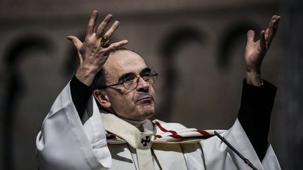 Le cardinal Philippe Barbarin, archevêque de Lyon, célébrant une messe le 3 avril 2016 à la cathédrale Saint-Jean à Lyon (Rhône). (JEFF PACHOUD / AFP)