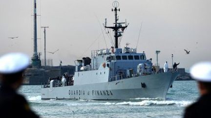 Un batiment de la Guardia de Finanza italienne arrive au port de Catane en  Sicile. (AFP/Alberto Pizzoli)