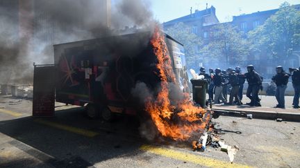 Un camion en feu lors du 22e samedi de mobilisation des&nbsp;"gilets jaunes" à Toulouse, le 13 avril 2019. (PASCAL PAVANI / AFP)