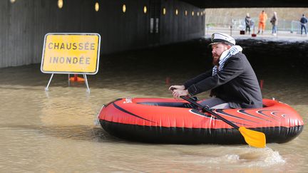 Un homme se d&eacute;place dans un bateau pneumatique, le 13 f&eacute;vrier 2016, sous un pont inond&eacute; &agrave; Bordeaux (Gironde). (MAXPPP)