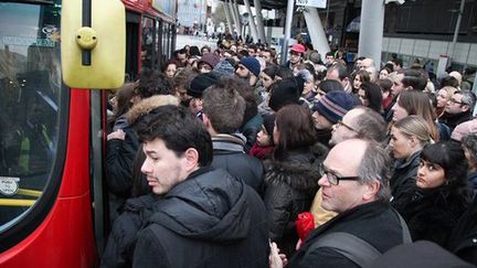 Les bus de substitution ont été pris d'assaut le 9 janvier 2017. (Dinendra Haria/REX/Shutterstock via The Guardian)