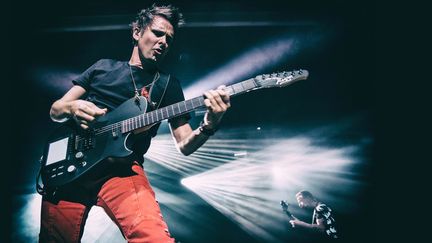  Matthew Bellamy et à l'arrière-plan, le bassiste Christopher Wolstenholme, samedi 24 février 2018 à La Cigale, à Paris
 (Hans-Peter van Velthoven / Warner Music)