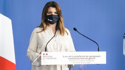 La ministre déléguée à la Citoyenneté, Marlène Schiappa, fait un discours à l'occasion des trois ans de la brigade numérique de la gendarmerie nationale,&nbsp;le 16 avril 2021, à Rennes (Ille-et-Vilaine). (QUENTIN VERNAULT / HANS LUCAS / AFP)