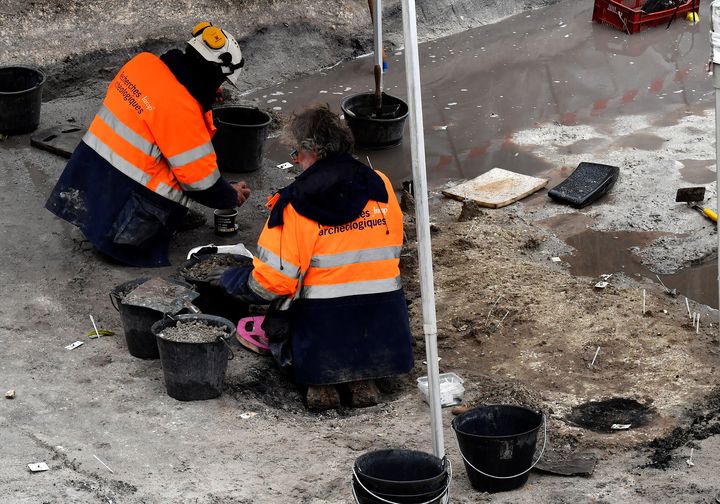 Archéologues au travail à Angoulême (Charente) sur un site près de la gare le 7 novembre 2018. (GEORGES GOBET / AFP)