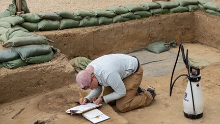 L'archéologue américaine Caitlin Delmas travaille sur des fouilles à Jamestown (Virginie), la plus ancienne colonie des Etats-Unis (10 mai 2022) (RYAN M. KELLY / AFP)