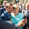 La chancelière allemande Angela Merkel&nbsp;pose avec des réfugiés,&nbsp;lors d'une réception dans un centre pour demandeurs d'asile, le 10 septembre 2015 à Berlin. (BERND VON JUTRCZENKA / DPA / AFP)