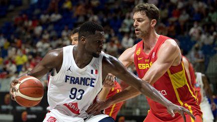 Le Français&nbsp;Moustapha Fall face à l'Espagnol Pau Gasol lors du&nbsp;match de préparation en vue des Jeux Olympiques de Tokyo (23 juillet - 8 août).&nbsp; (JORGE GUERRERO / AFP)