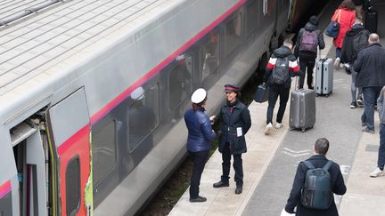 Des agents SNCF discutent sur un quai en gare de Rennes (Ille-et-Vilaine), le 7 mars 2023, lors d'une journée de grève. (DAVID ADEMAS / OUEST-FRANCE / MAXPPP)