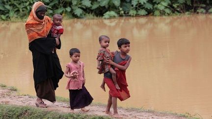 à Teknaf, au Bangladesh.

En 2006, un programme mis en place par l’Office international des migrations (OIM) a permis à près d’un millier de Rohingyas de s’installer au Royaume-Uni, au Canada ou encore en Australie. Une mesure très exceptionnelle.

En 2009, un autre millier, qui avait essayé de trouver refuge en Thaïlande, a été rejeté à la mer par l’armée. La moitié a péri noyée. (REUTERS/Andrew Biraj)