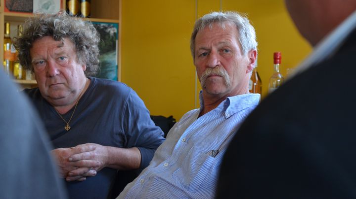 Jos&eacute; Bov&eacute; et son colistier Pascal Frissant&nbsp;participent &agrave; une rencontre avec des viticulteurs, le 14 mai 2014, &agrave; N&eacute;vian. (YANN THOMPSON / FRANCETV INFO)