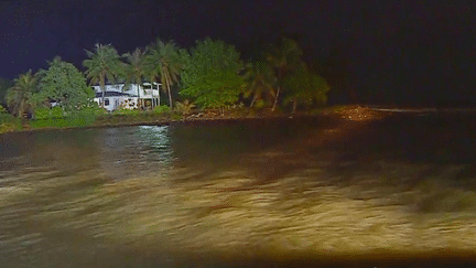 Intempéries : un mort et quatre disparus pour l'heure dans des inondations à Tahiti (France 2)