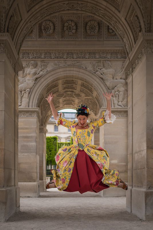 Gabrielle dans les couloirs du jardin du Palais-Royal, à Paris. (LUDO SEGERS)