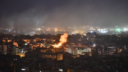 De la fumée s'élève du site d'une frappe aérienne israélienne qui a visé un quartier de la banlieue sud de Beyrouth, le 1er octobre 2024, au Liban. (FADEL ITANI / AFP)