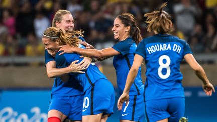 Les Bleues célèbrent le but de Camille Abily  (GUSTAVO ANDRADE / AFP)