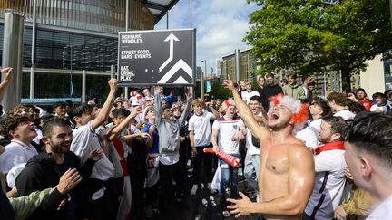 Des supporters anglais font la fête après la victoire de leur équipe face au Danemark lors de la demi-finale de l'Euro, le 7 juillet 2021 à Londres (Royaume-Uni).&nbsp; (MI NEWS / NURPHOTO / AFP)