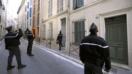 Les gendarmes supervisent l'&eacute;vacuation de 4 300 personnes &agrave; Marseille (Bouches-du-Rh&ocirc;ne), pendant l'op&eacute;ration d&eacute;minage d'une bombe de 250 kg datant de la seconde guerre mondiale, le 18 janvier 2012. (BORIS HORVAT / AFP)