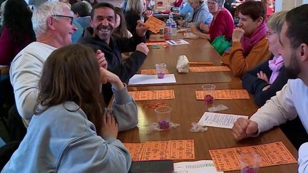 Pour sauver leur seule et unique boulangerie-pâtisserie, les habitants de Bouilly, un petit village de l'Aube, se sont mobilisés autour d'un loto géant, dimanche 24 mars. Une initiative de la mairie. (france 2)